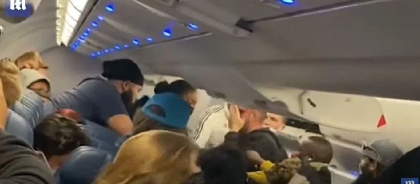 Άγριο ξύλο σε πτήση: Επιβάτης έβαλε κάτι στην τσέπη του καθίσματος που ενοχλούσε τον μπροστινό (βίντεο)